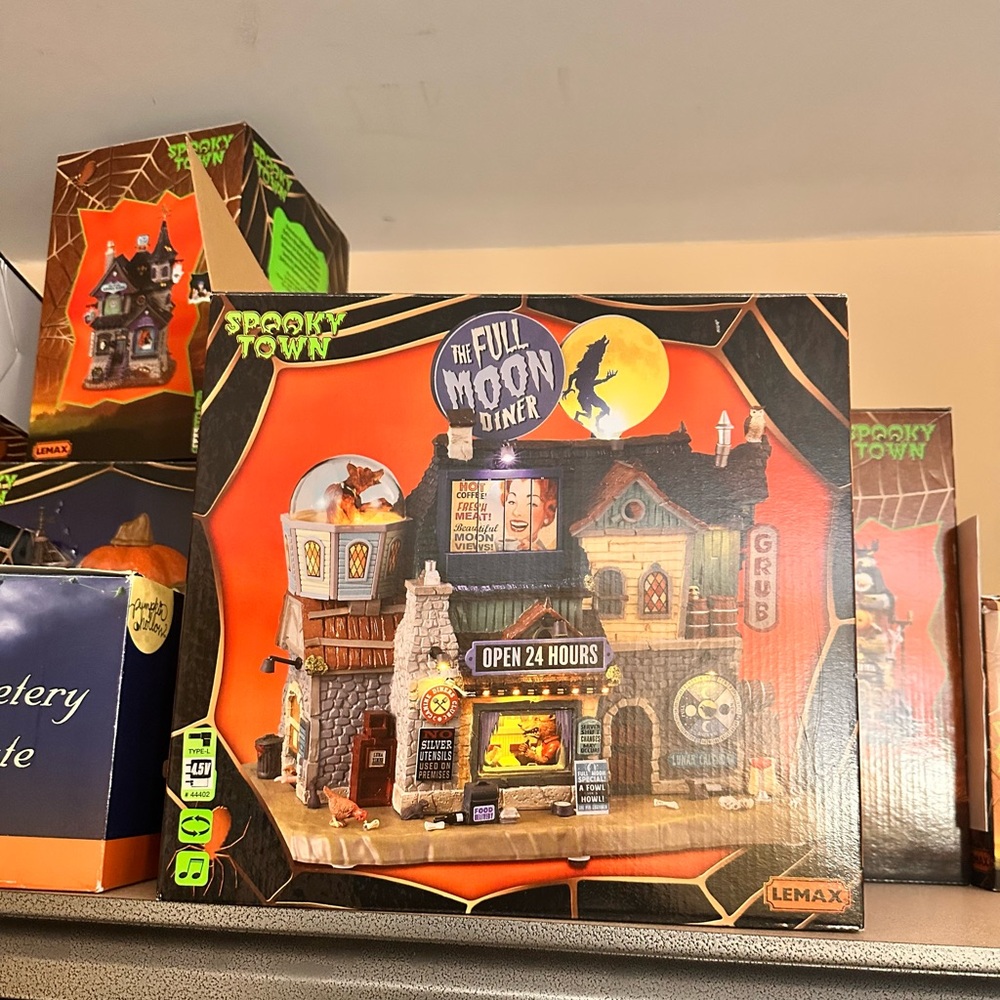 New in Box! Full Moon Diner Lemax Spookytown SKU# 35012, Release Year: 2023